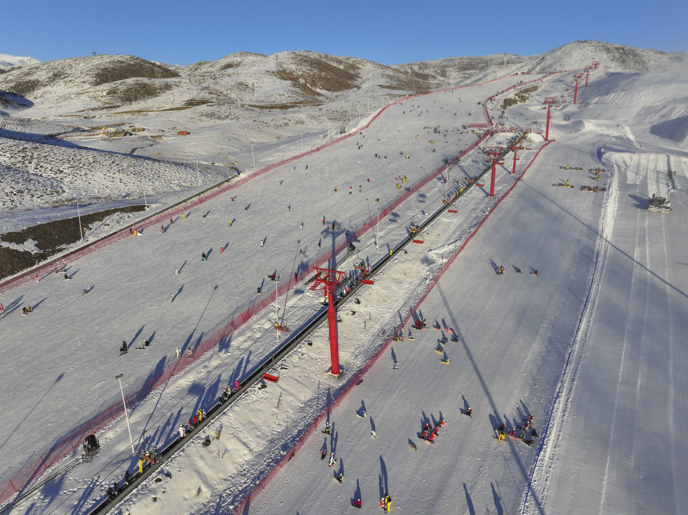 ↑12月1日拍摄的新疆阿勒泰将军山国际滑雪度假区。新华社发（明庭俊杰摄）