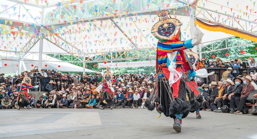6月11日，藏戏艺人在拉萨市宗角禄康公园表演。 新华社记者 丁增尼达 摄