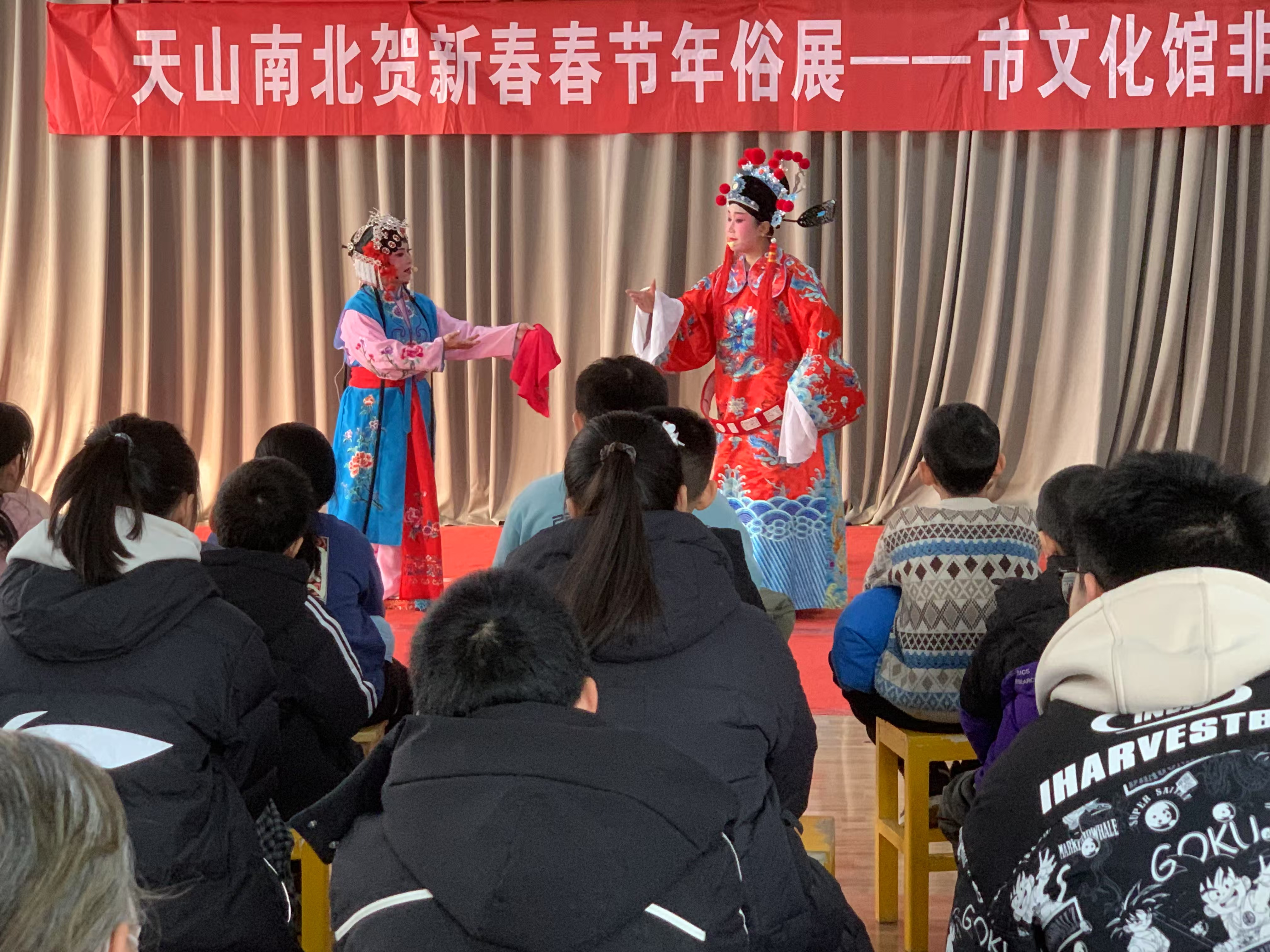 春节期间，克拉玛依市文化馆举办了非遗贺新春——“戏曲迎新春，红红火火过大年”戏剧专场演出活动。克拉玛依市文化体育广播电视和旅游局供图