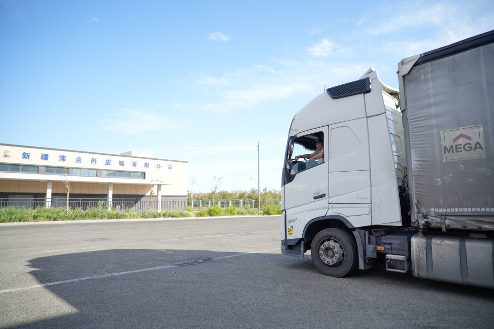 9月11日，在新疆阿拉山口跨境电商产业园，来自哈萨克斯坦的货车司机萨亚特在等待货物装车。（新华社记者张浩波摄）