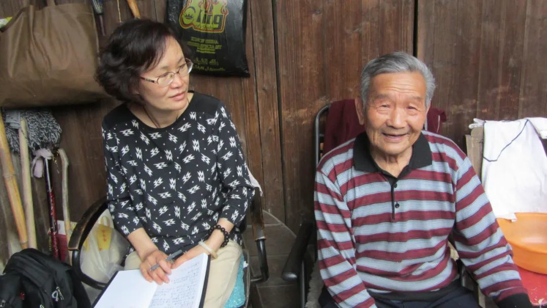 在浙崇山村采访细菌战幸存者