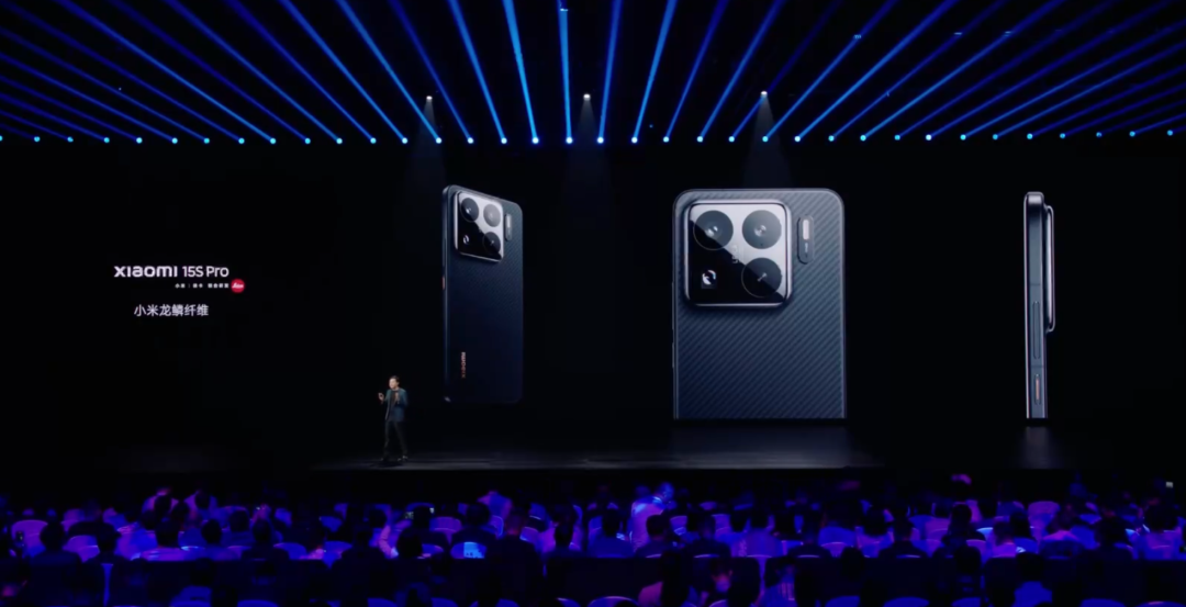 左手YU7,右手玄戒O1,小米15周年太狠了