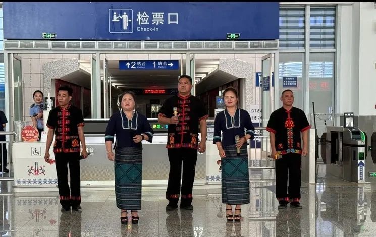 海南棋子湾站联合昌江县文化馆举办民族文化快闪活动,让旅客沉浸式感受黎族文化魅力。