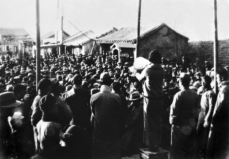 1935年12月9日,一二九运动在北平爆发。这是中国共产党领导的一次大规模爱国救亡运动,公开揭露了日本吞并华北进而独占中国的阴谋。运动迅速发展,很快席卷全国,成为中华民族觉醒历程中的一座丰碑。图为学生们向北平市民演讲。 新华社发