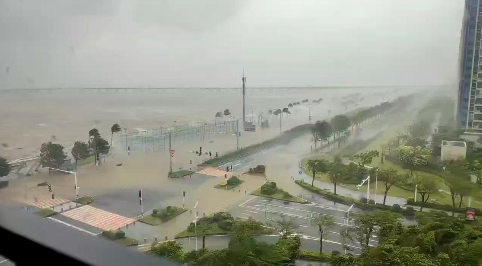 ▲珠海部分地方海浪一度漫过堤坝 受访者供图