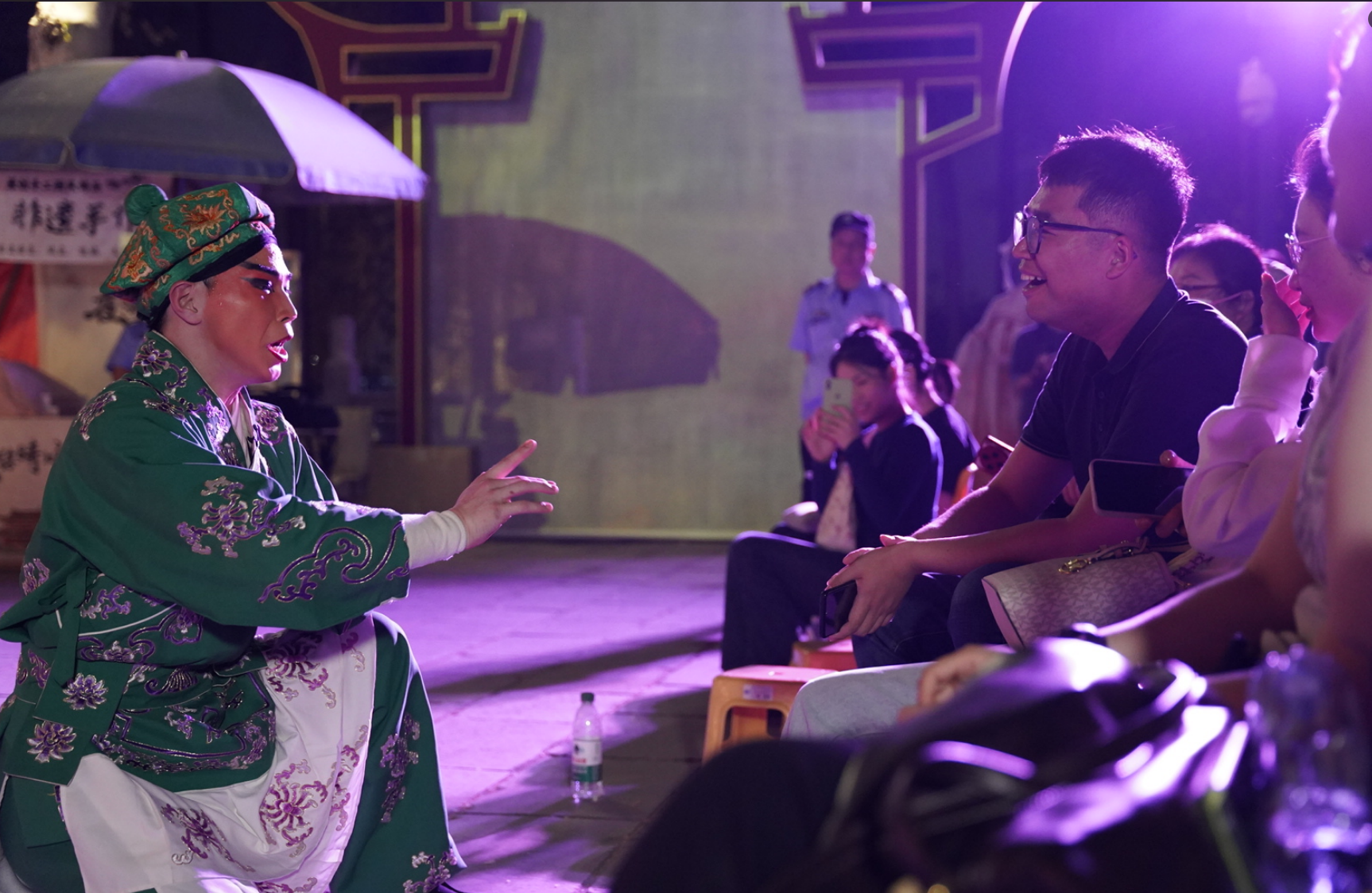 (剧中演员与观众互动。段浩摄。)