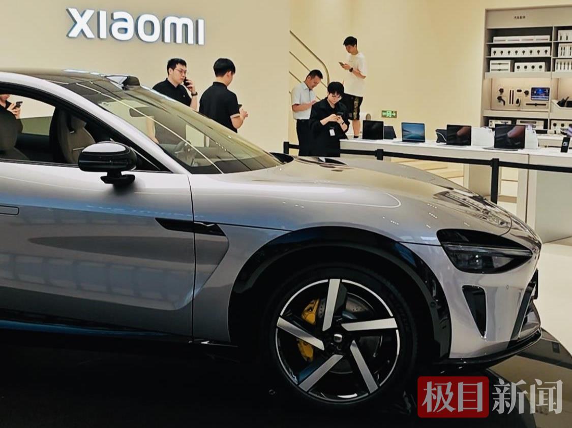 小米YU7上市当晚大量“米粉”到店看车,销售:最后一批顾客凌晨三点才走