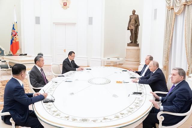 (普京与王毅外长会谈)
