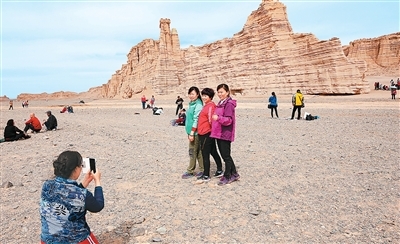 游客在哈密大海道景区合影留念。普拉提&middot;尼亚孜摄