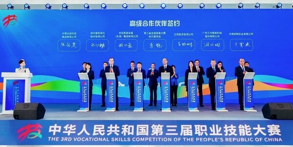 立邦中国首席运营官孙荣隆先生代表立邦见签 立邦中国集团品牌公关中心副总裁吴雅琳代表立邦签约