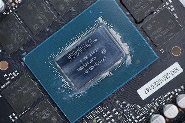 全白色刃式装甲!影驰RTX 5070 Ti圣刃图赏