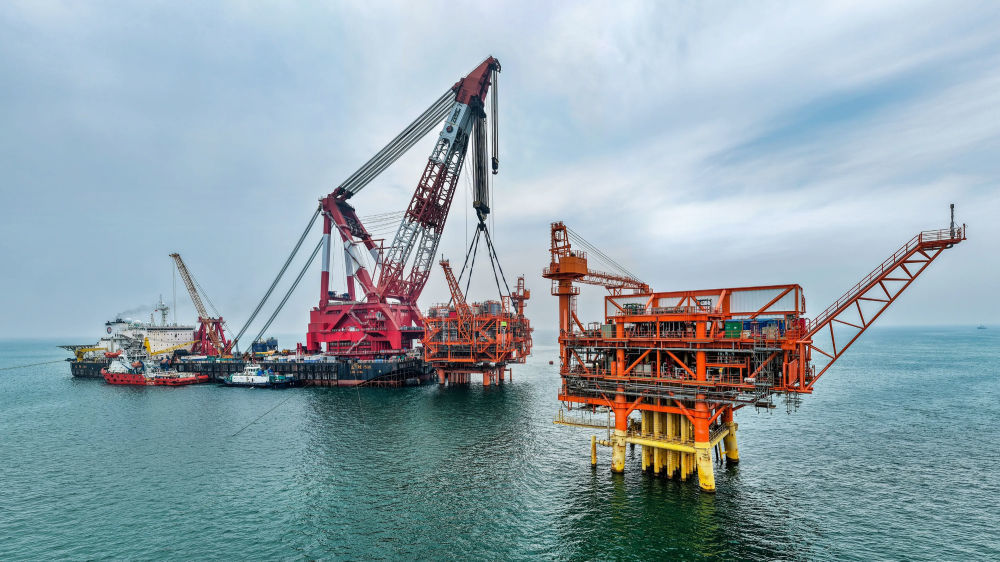 9月8日,垦利6-1油田10-1北区块Ⅱ期开发项目油气平台在渤海海域完成海上安装(无人机照片)。新华社发(杜鹏辉 摄)