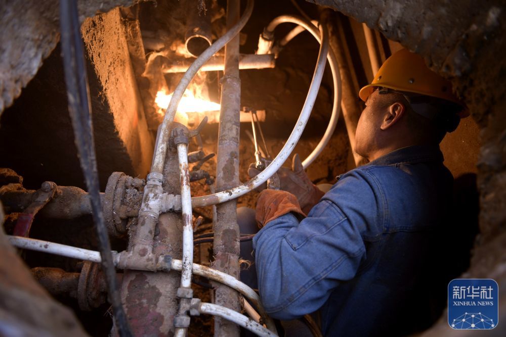 ↑ 12月11日,热力工作人员在河南省鹤壁市淇滨区一小区抢修供热管道。新华社发(赵永强摄)