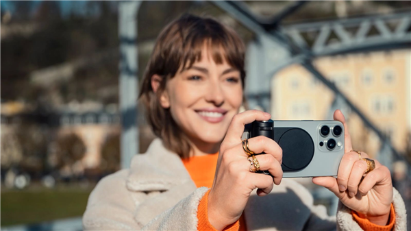 让iPhone秒变徕卡相机 徕卡LUX Grip上架:2398元