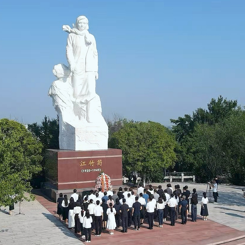 7月29日,参赛选手前往江姐故里红色教育基地,向江姐塑像敬献花篮。(主办方供图)