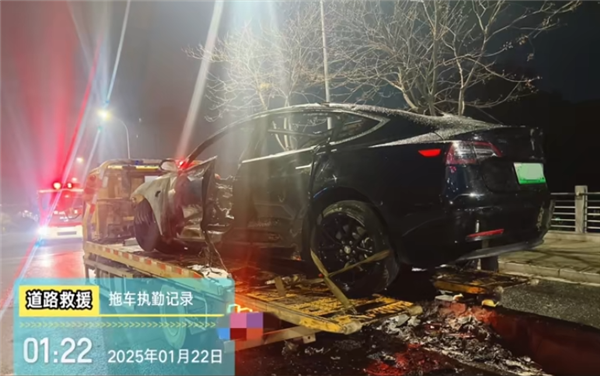 特斯拉夜间高速撞车:整车自燃起火 还伴有爆炸声