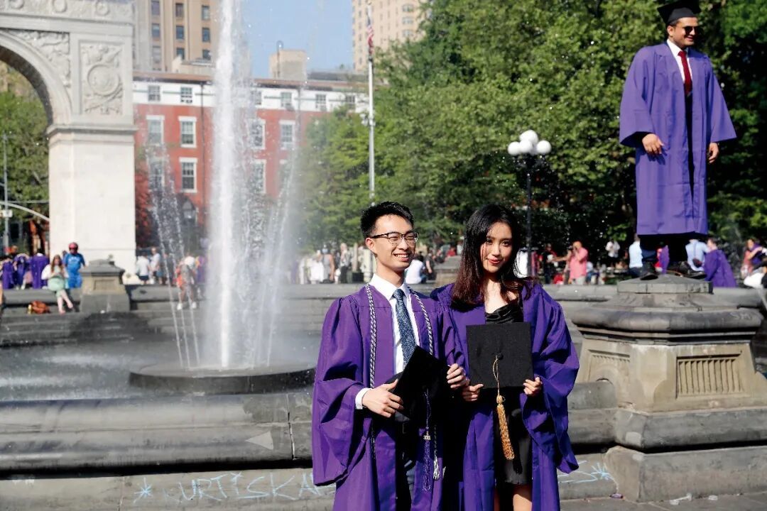 2021年5月19日,美国纽约大学的中国留学生在曼哈顿华盛顿广场欢庆毕业时刻。摄影/本刊记者 廖攀