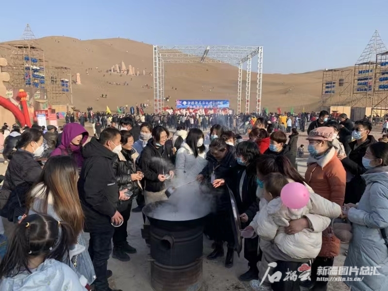 沙漠中品尝元宵。何海霞 摄