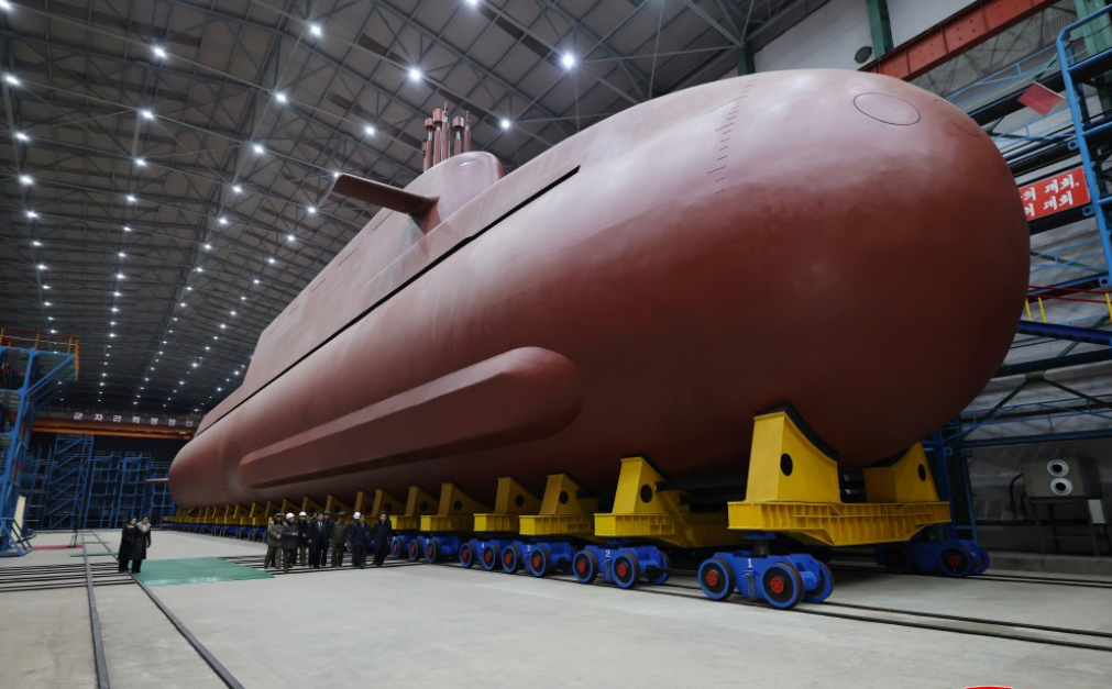 朝鲜首次公开正在建造的战略核潜艇。据央视报道,金正恩强调核战略攻击潜艇建造工作的重要性,并阐明继续强力推进海军核武装化的坚定意志和战略战术方针。金正恩表示,韩国核潜艇开发计划加剧朝鲜半岛地区不稳定,严重侵害朝鲜国家安全。