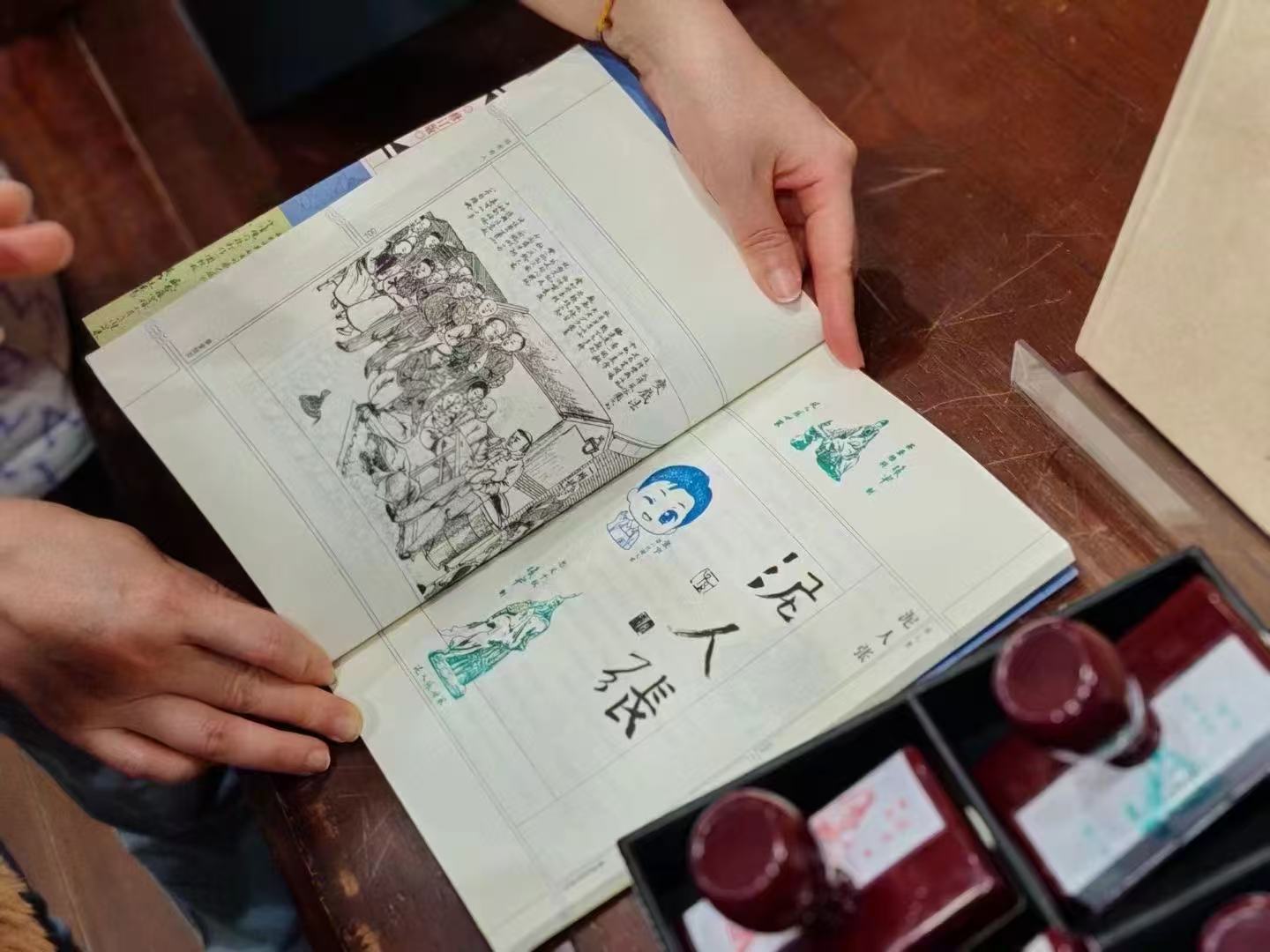 泥人張推出文創(chuàng)產(chǎn)品集章冊(cè)（央廣網(wǎng)發(fā) 泥人張世家供圖）