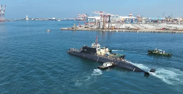 台媒称，台船2月28日发布“海鲲”号潜艇影像，宣称正执行“倾侧试验”及“准潜航试验”等工项。图源：台湾联合新闻网