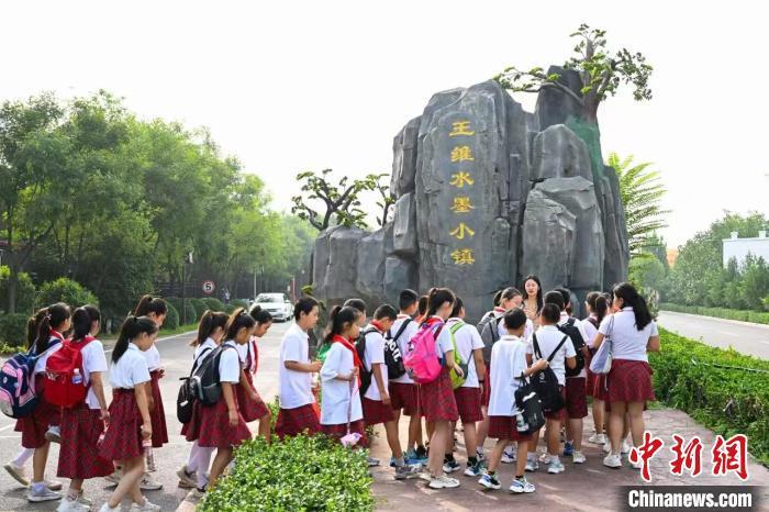 来自省内外的学生在王维水墨小镇参加研学活动。(资料图片) 吴遵民 摄
