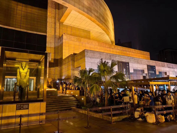 今年8月闭幕的上海博物馆“金字塔之巅:古埃及文明大展”,以逾277万人次观众、逾7.6亿元展览总收入、逾300亿次全网曝光量创下全球博物馆单个收费特展参观人数、总营收和传播总量的世界纪录,更带动城市综合消费超过350亿元。