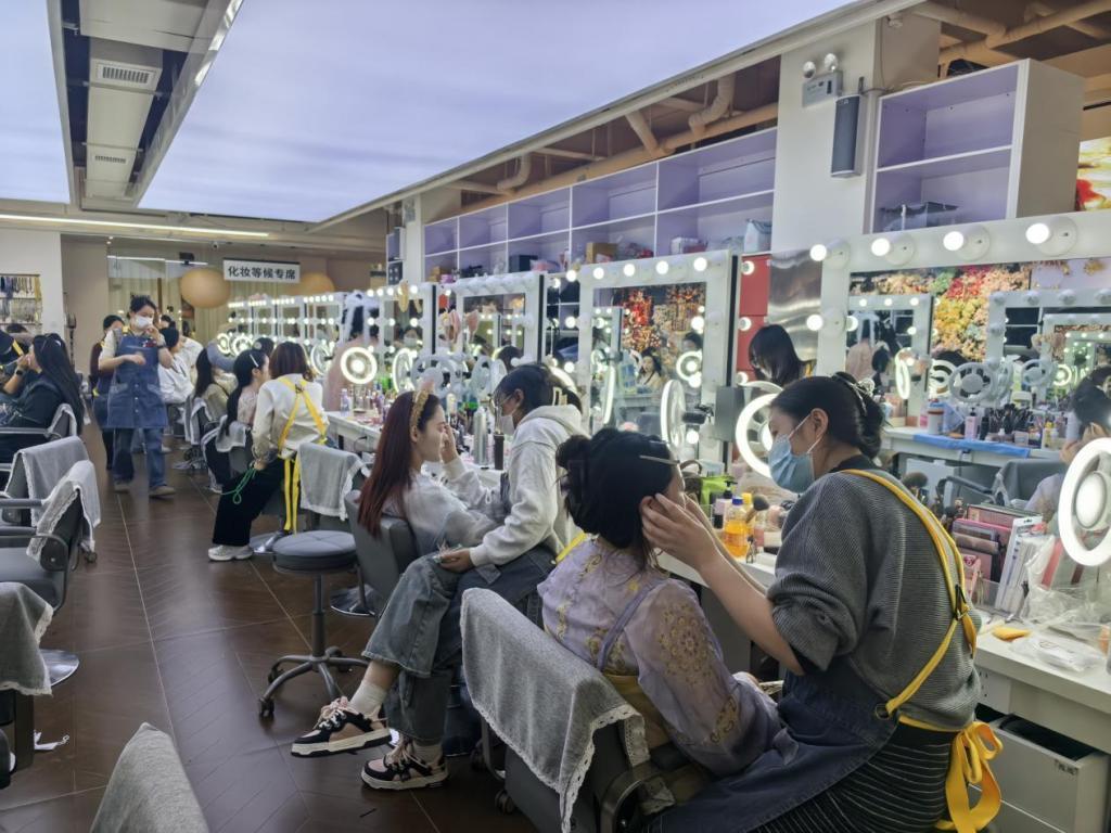 绾青丝汉服店内