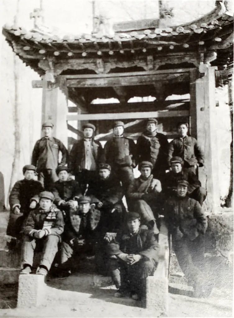1952年学生在何克纪念亭上纪念留念