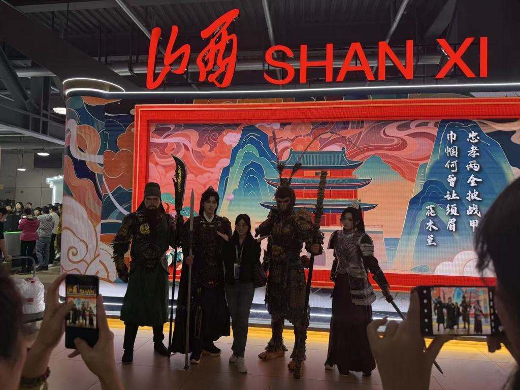山西省展厅前，不少观众正在和霍去病、花木兰、关羽、黑悟空等人物形象合影 澎湃新闻记者 陈斯斯 图
