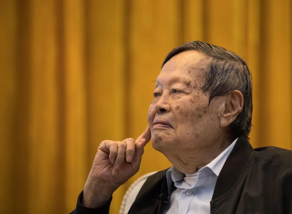 2019年9月9日,杨振宁教授在研讨会上听取年轻学生的提问。 新华社记者 金立旺 摄