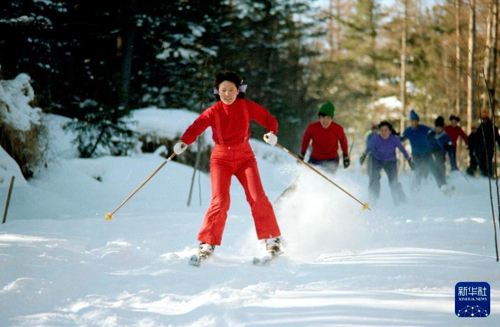 1982年，吉林省滑雪运动员在长白山进行长距离滑雪训练。新华社记者刘恩泰摄