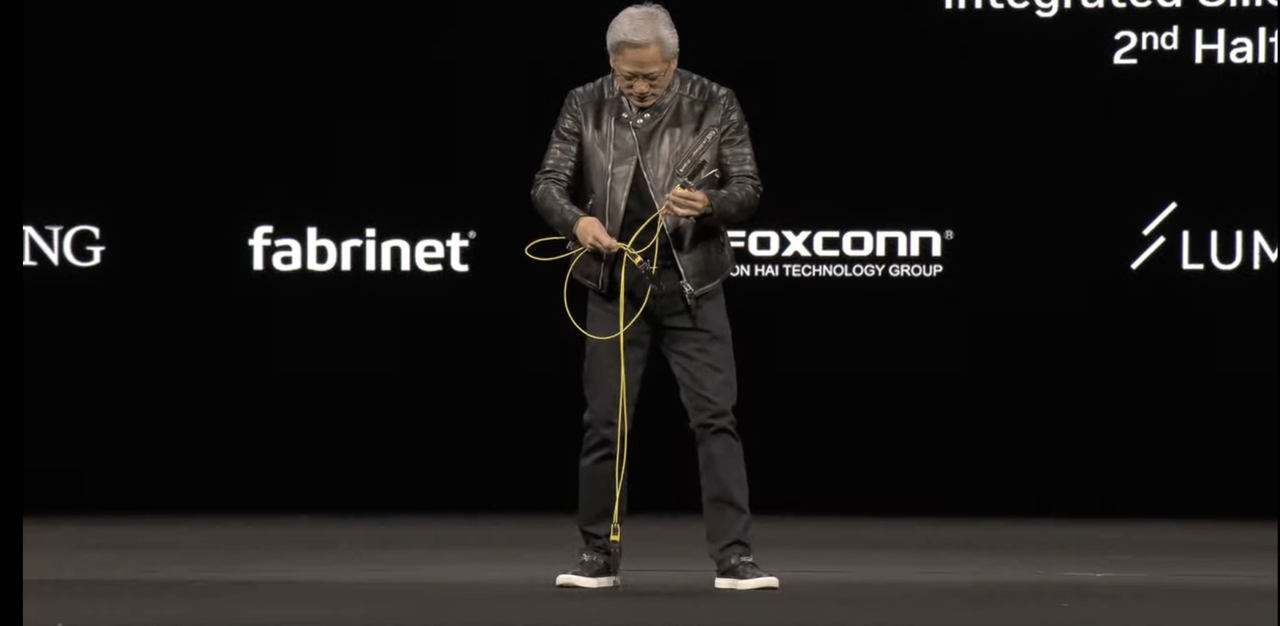 刚刚,黄仁勋甩出三代核弹 AI 芯片!个人超算每秒运算 1000 万亿次,DeepSeek 成最大赢家