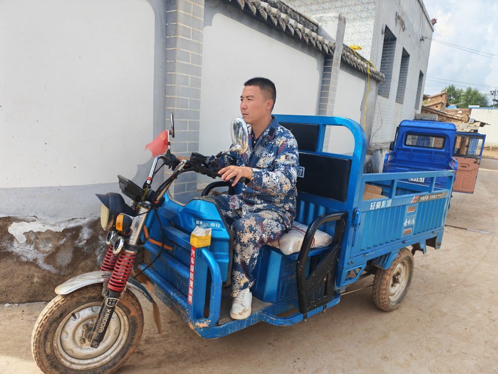 8月10日,王栋驾驶农用车准备运送物资。新华社记者 崔翰超 摄