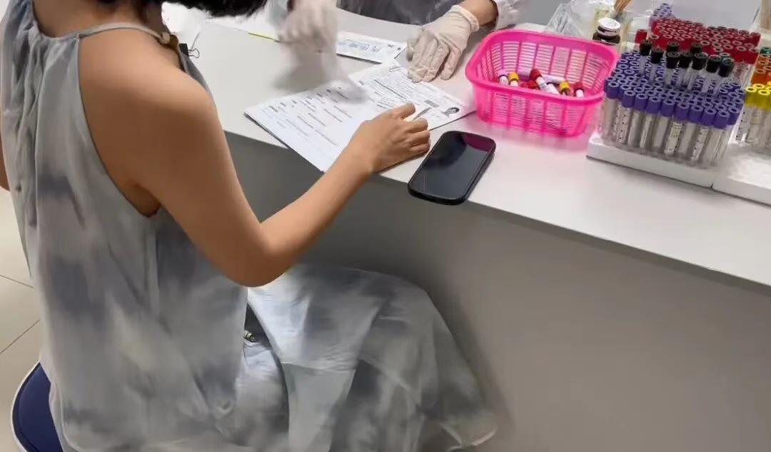 林芳在医院体检。资料图