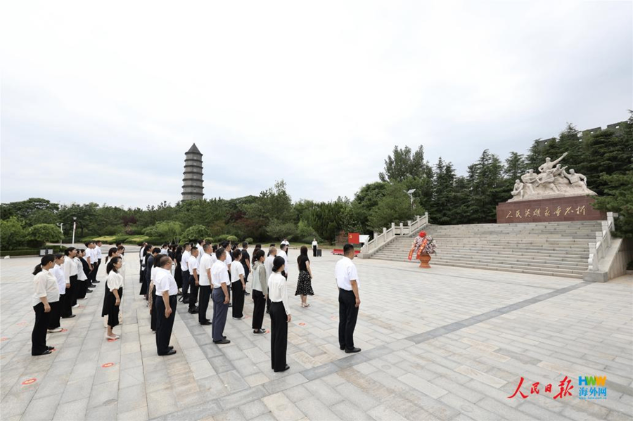 7月15日，参赛选手前往渤海革命老区纪念园向人民英雄敬献花篮。（海外网 谢明 摄）