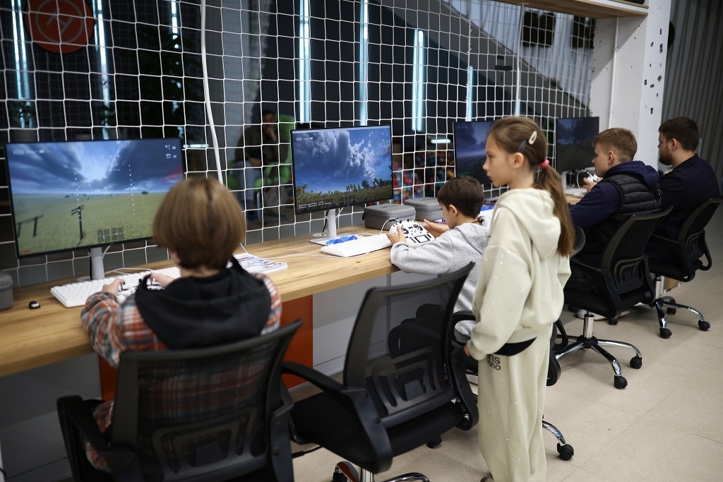 当地时间2025年10月16日,俄罗斯克拉斯诺达尔,在俄罗斯第一所无人机学校,学生们学习操作无人机。七至十一年级的中小学生和大学生学习操作无人机、练习编程、了解无人机制造过程并掌握飞行技能。