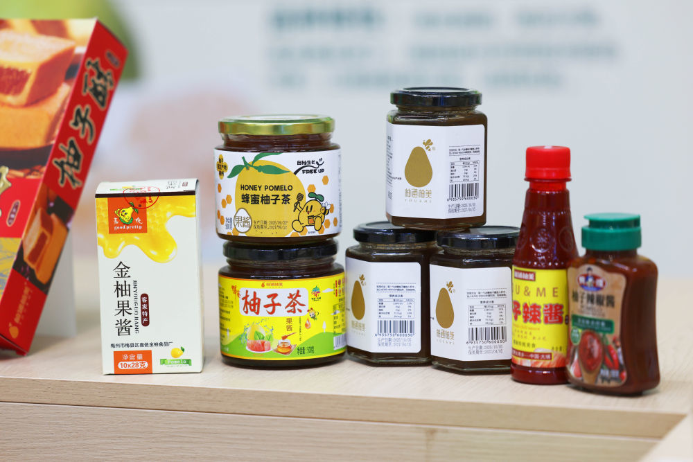 2025年11月7日在梅州南福金柚种植基地拍摄的金柚及相关产品。