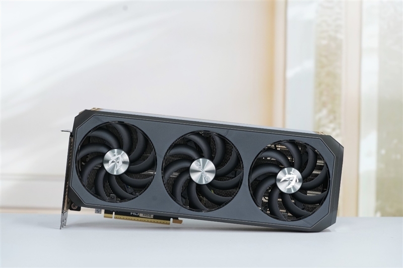 索泰RTX 5070 Ti AMP EXTREME INFINITY显卡评测：300W烤机不到61度 性能赶超RTX 4080