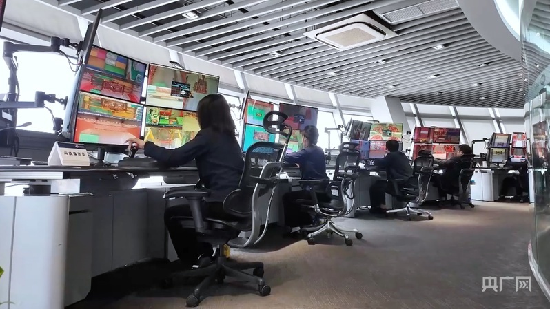 操作员在远程操控室操控作业（央广网记者 冯丽 摄）