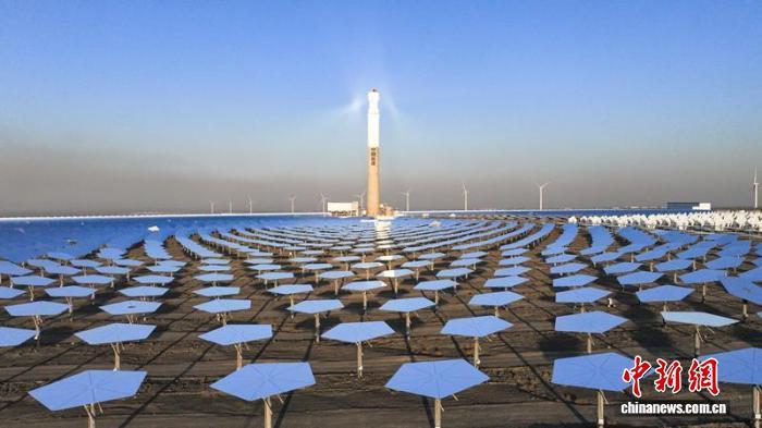 哈密熔盐塔式光热发电站。(资料图)张灵军 摄