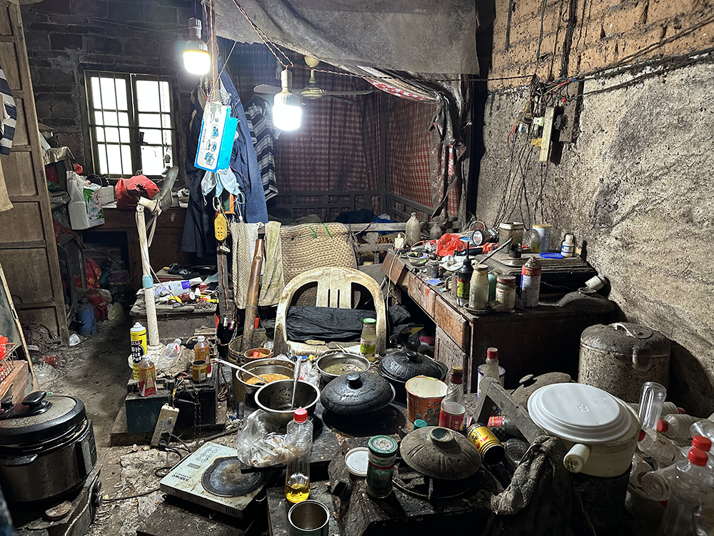 温从文父亲所住的房间，堆满生活物品，有明显异味。澎湃新闻记者 陈绪厚 图