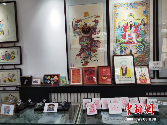 “玉成号年画坊”内,各式各样的杨柳青年画文创产品。中新网 刘越 摄
