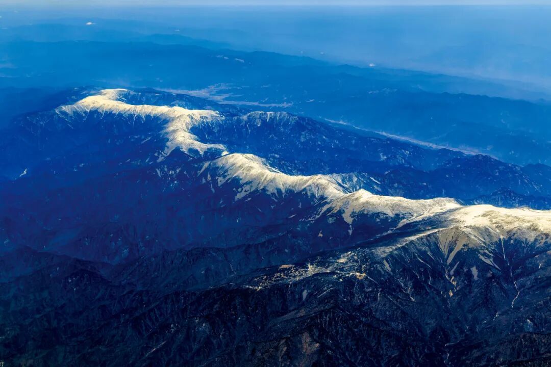 秦岭鳌太线的积雪峰脊 图/IC