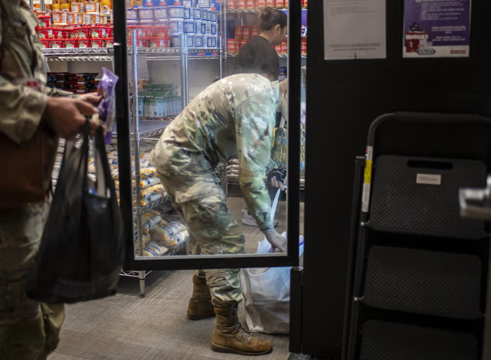 图为美国得克萨斯州胡德堡军事基地一处食品救济站,美军士兵正在领取食物。 《华尔街日报》