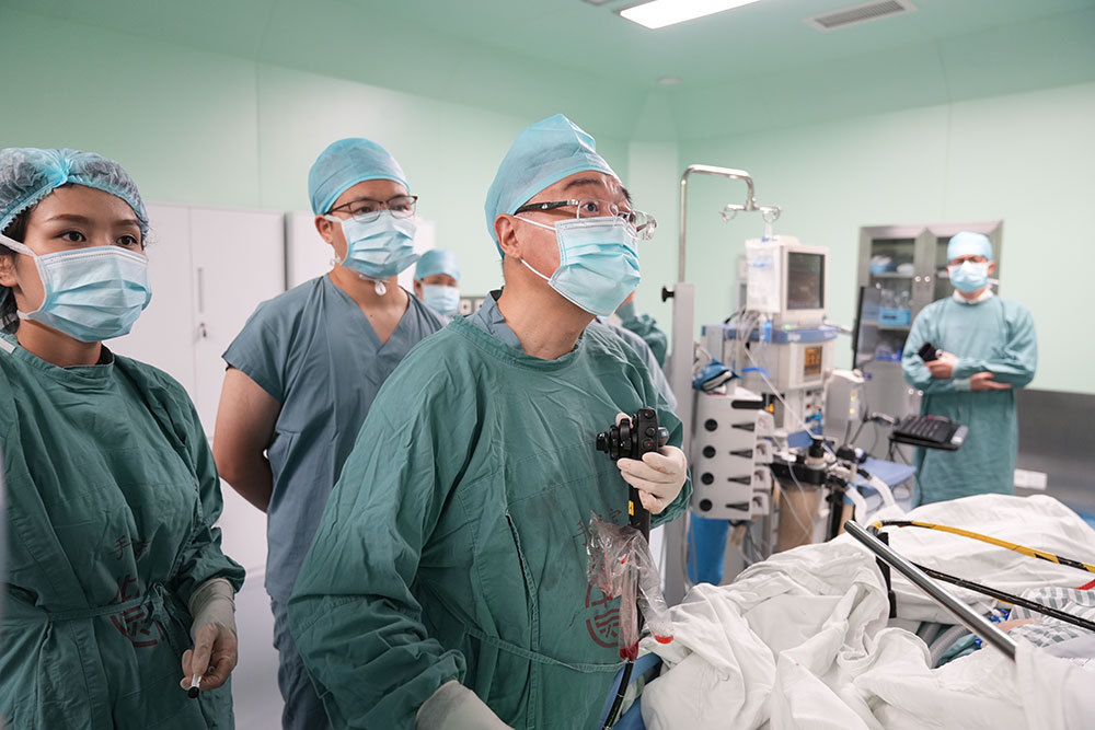 中山医院内镜中心主任周平红进行手术。