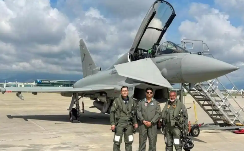 孟加拉国飞行员试飞“台风”战斗机。