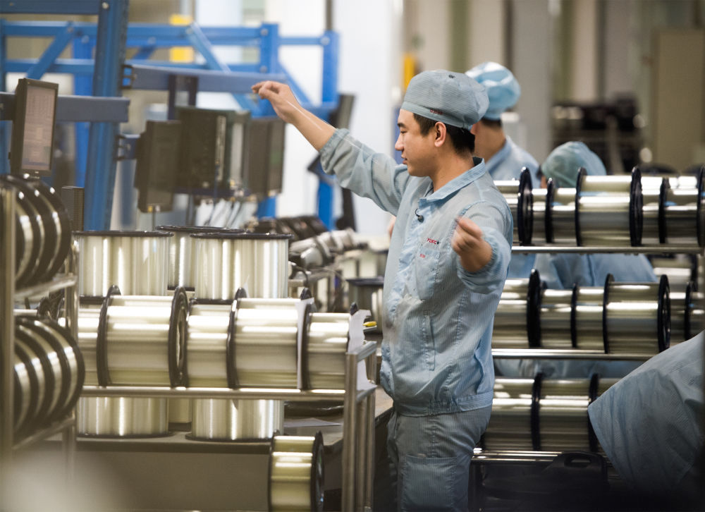 在位于武汉的长飞光纤光缆股份有限公司光纤生产车间内，工作人员对光纤进行检测。新华社记者肖艺九 摄