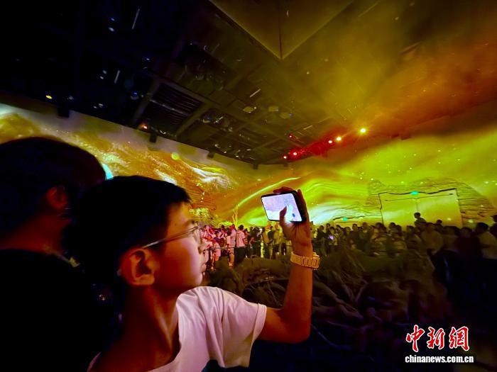 图为观众在观影中打卡拍照 王牧雨 摄