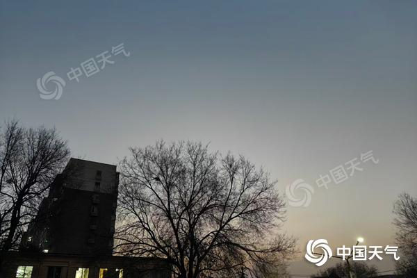 今晨,北京天气晴冷。(图/中国天气网 宋华成)